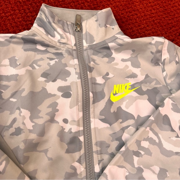 NWT Nike kids 2 piece jacket and pants - Picture 3 of 7